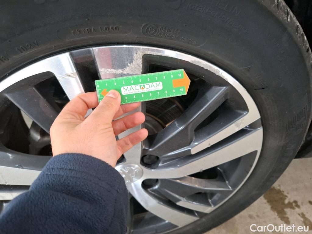  Peugeot  3008 PEUGEOT  / 2020 / 5P / SUV 1.6 HYBRID 225 E-EAT8 Allure #18