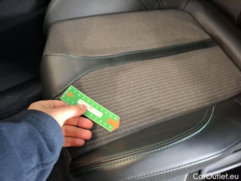  Peugeot  3008 PEUGEOT  / 2020 / 5P / SUV 1.6 HYBRID 225 E-EAT8 Allure #37