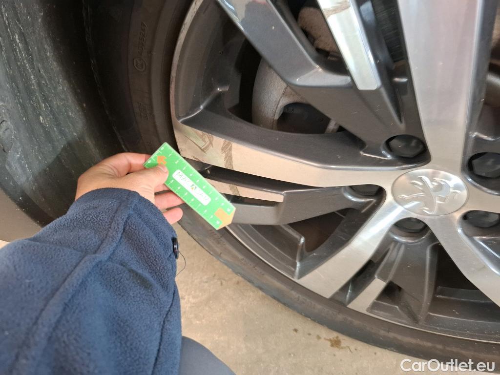  Peugeot  3008 PEUGEOT  / 2020 / 5P / SUV 1.6 HYBRID 225 E-EAT8 Allure #28