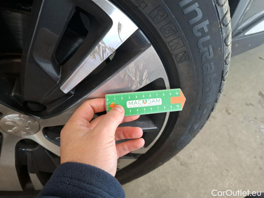  Peugeot  3008 PEUGEOT  / 2020 / 5P / SUV 1.6 HYBRID 225 E-EAT8 Allure #26