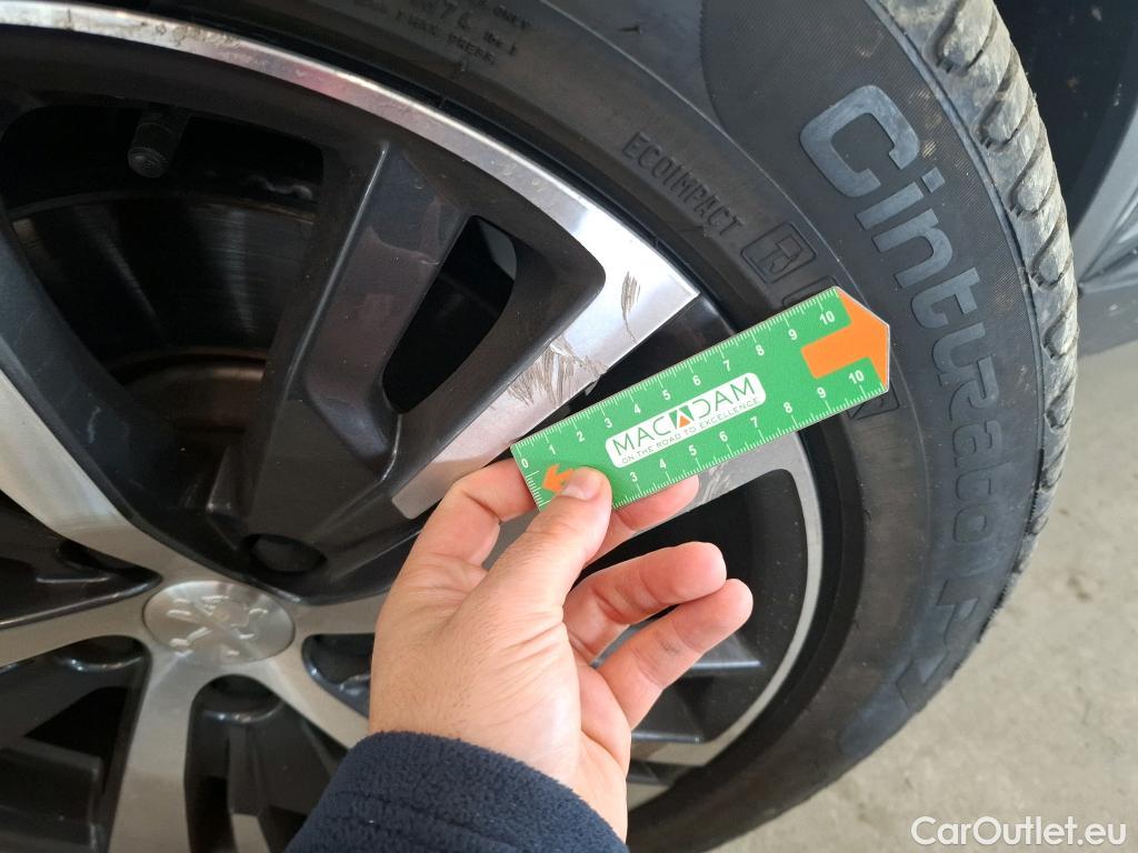  Peugeot  3008 PEUGEOT  / 2020 / 5P / SUV 1.6 HYBRID 225 E-EAT8 Allure #25