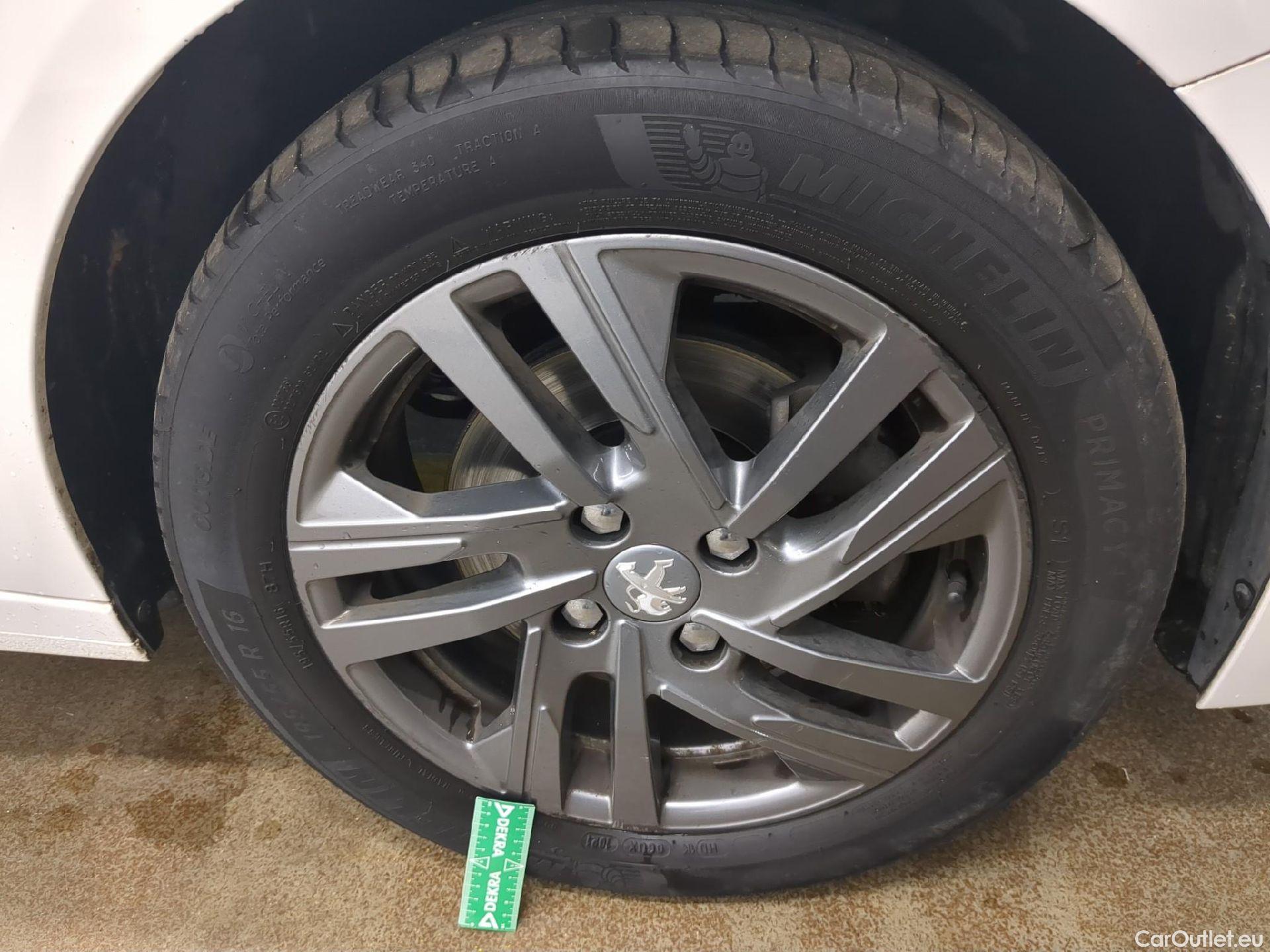  Peugeot  208 PEUGEOT  Affaire / 2019 / 5P / Berline 1.2 PT 100 S&S EAT8 Active Business R #1