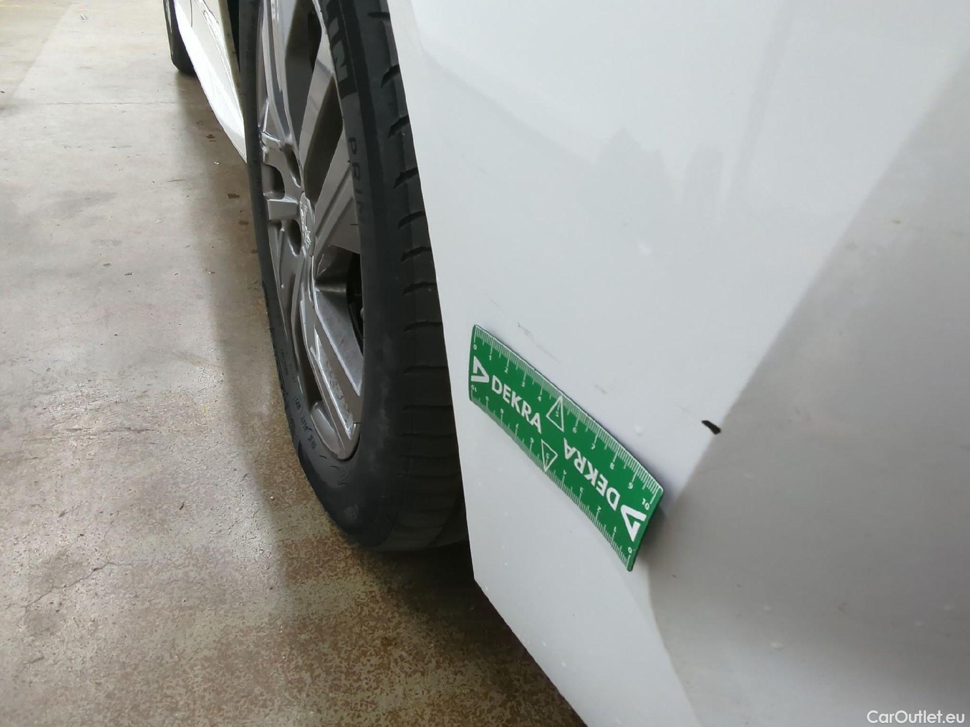  Peugeot  208 PEUGEOT  Affaire / 2019 / 5P / Berline 1.2 PT 100 S&S EAT8 Active Business R #17