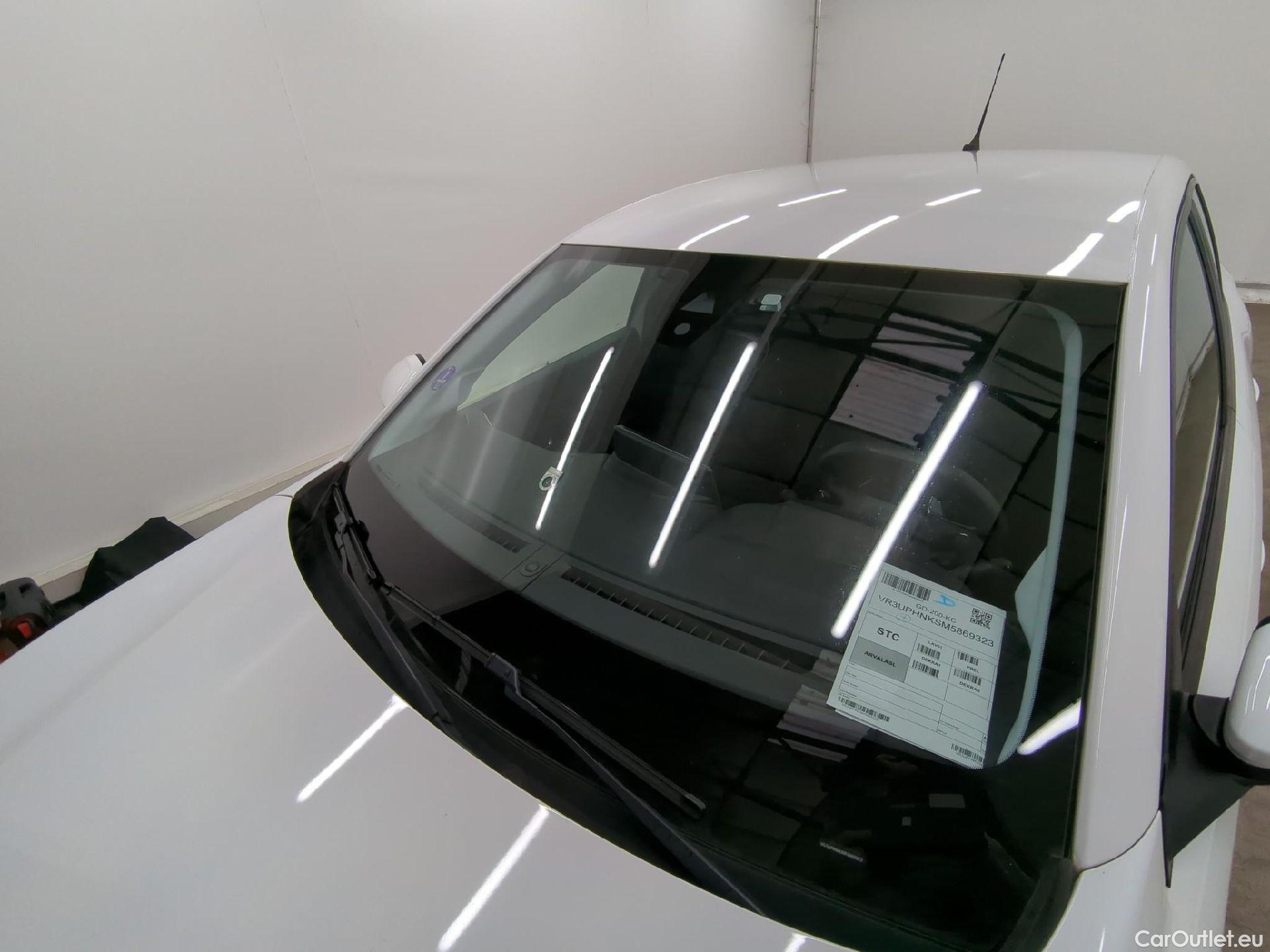  Peugeot  208 PEUGEOT  Affaire / 2019 / 5P / Berline 1.2 PT 100 S&S EAT8 Active Business R #24