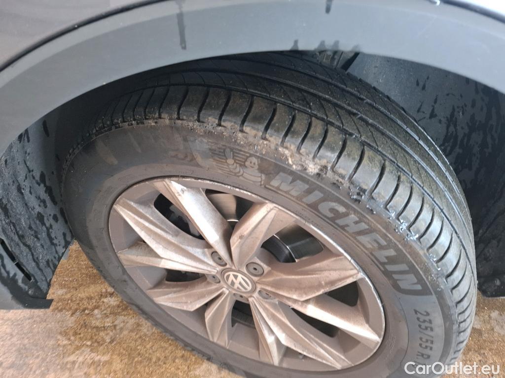  Volkswagen  Tiguan VOLKSWAGEN  Allspace / 2017 / 5P / SUV 2.0 TDI 150 DSG7 Carat #45