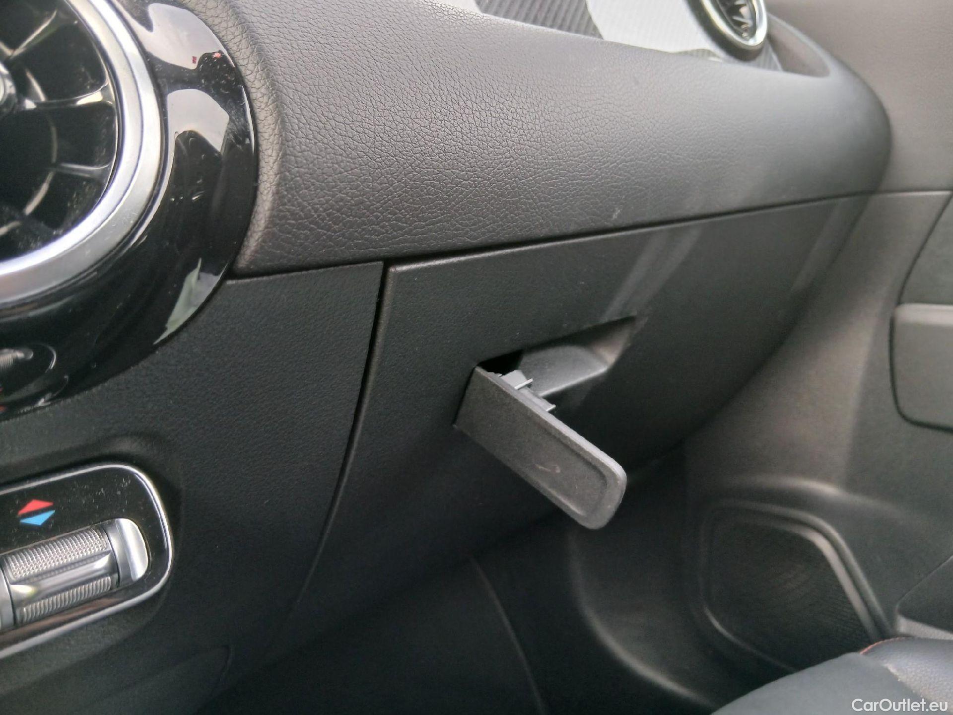  Mercedes  GLA MERCEDES-BENZ  / 2020 / 5P / todoterreno  200 D #2