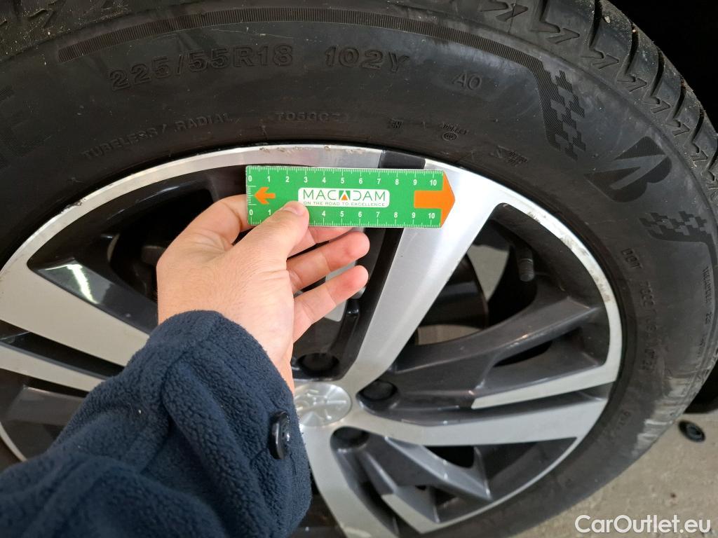  Peugeot  3008 PEUGEOT  / 2020 / 5P / SUV 1.6 HYBRID 225 E-EAT8 Allure #19