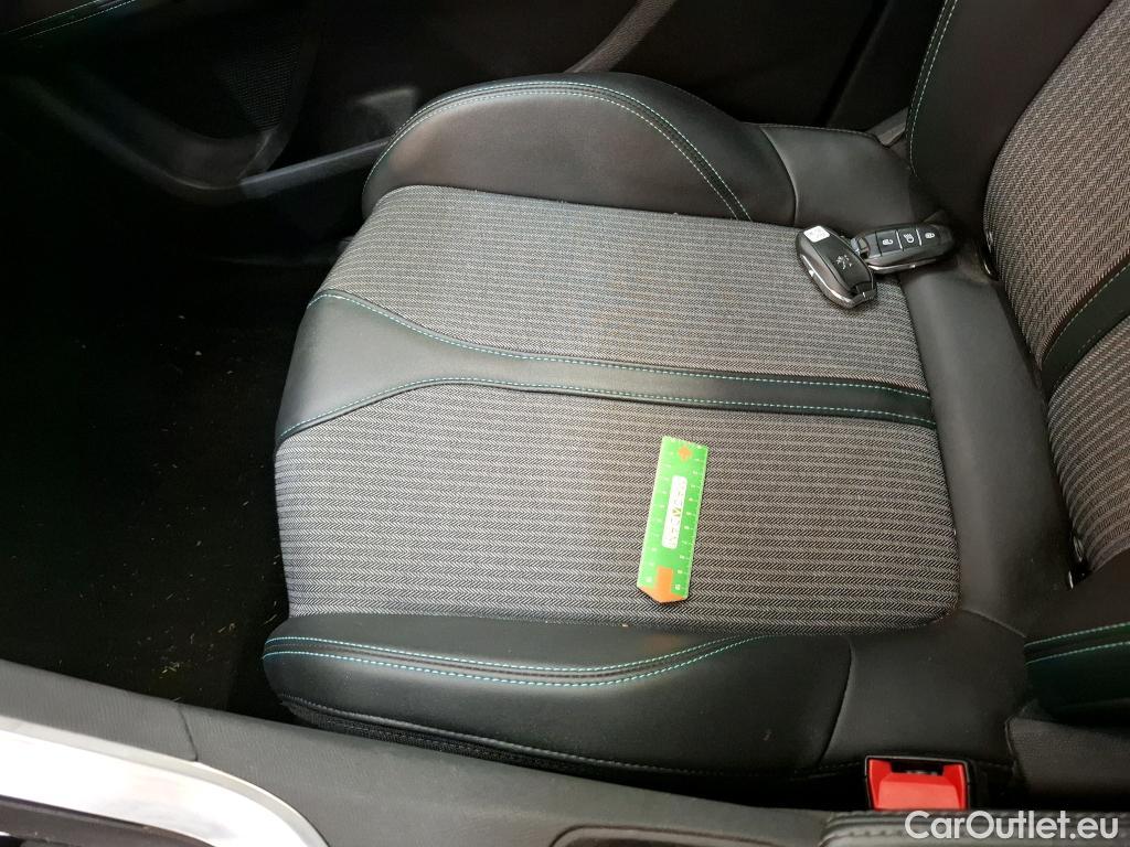  Peugeot  3008 PEUGEOT  / 2020 / 5P / SUV 1.6 HYBRID 225 E-EAT8 Allure #23