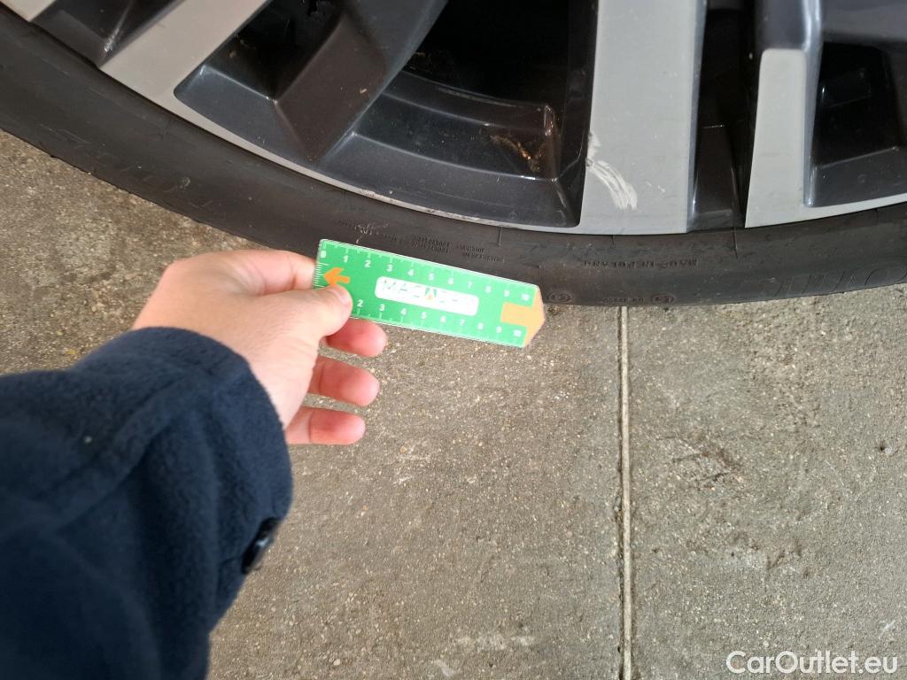  Peugeot  3008 PEUGEOT  / 2020 / 5P / SUV 1.6 HYBRID 225 E-EAT8 Allure #22