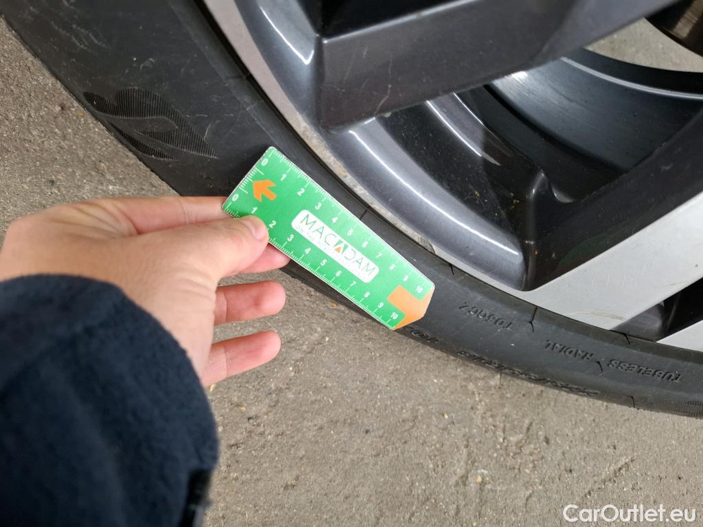  Peugeot  3008 PEUGEOT  / 2020 / 5P / SUV 1.6 HYBRID 225 E-EAT8 Allure #16