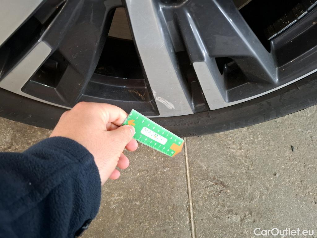  Peugeot  3008 PEUGEOT  / 2020 / 5P / SUV 1.6 HYBRID 225 E-EAT8 Allure #21