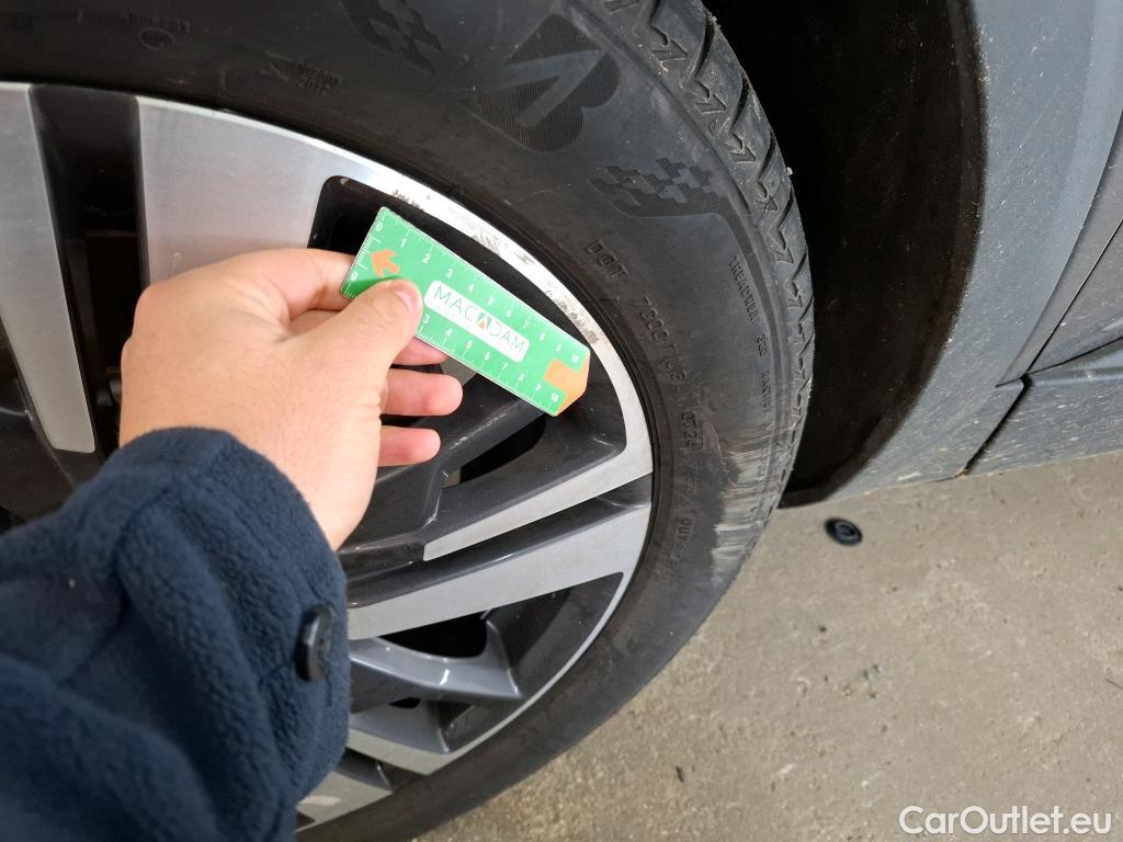  Peugeot  3008 PEUGEOT  / 2020 / 5P / SUV 1.6 HYBRID 225 E-EAT8 Allure #20