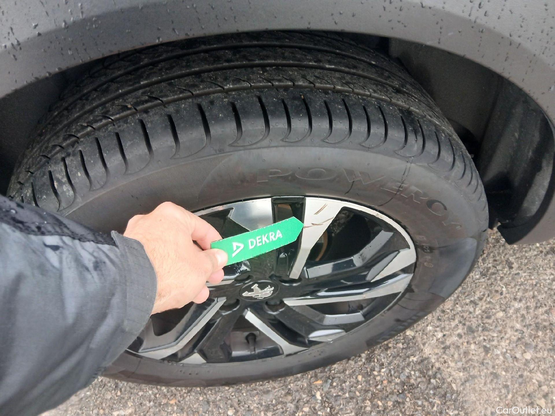  Peugeot  2008 PEUGEOT  / 2019 / 5P / todoterreno Allure Pack BlueHDI 130 S&S EAT8 #19