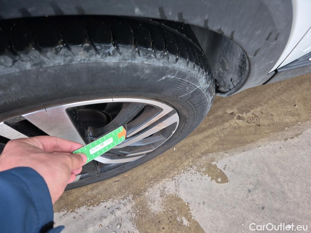  Peugeot  5008 PEUGEOT  / 2020 / 5P / todoterreno 1.5 BlueHDi 96kW S&S GT EAT8 #2