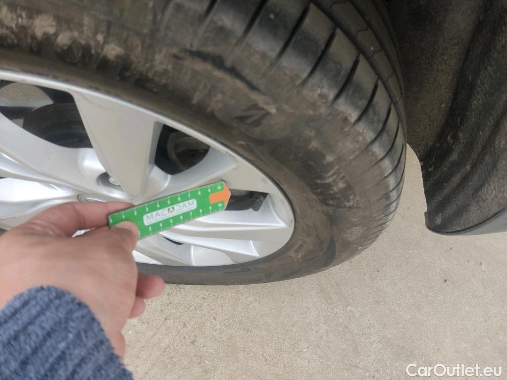  Hyundai  Tucson HYUNDAI  / 2018 / 5P / todoterreno 1.6 CRDI 85kW (116CV) 48V SLE 4X2(SP)(SL) #9