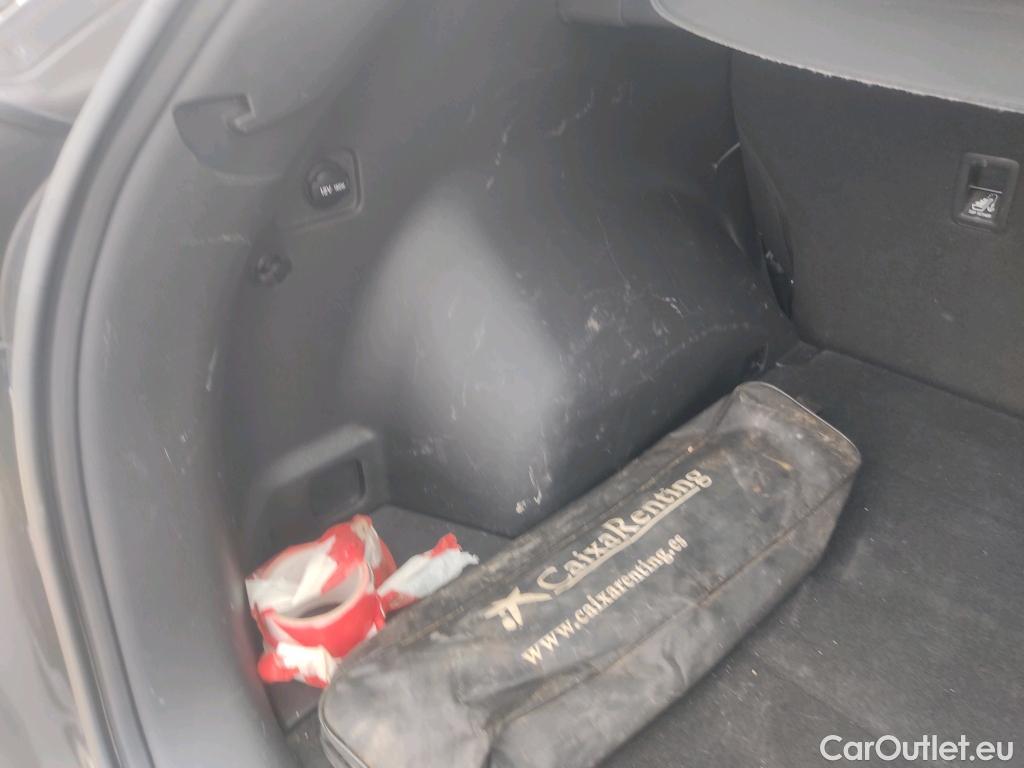  Hyundai  Tucson HYUNDAI  / 2018 / 5P / todoterreno 1.6 CRDI 85kW (116CV) 48V SLE 4X2(SP)(SL) #36