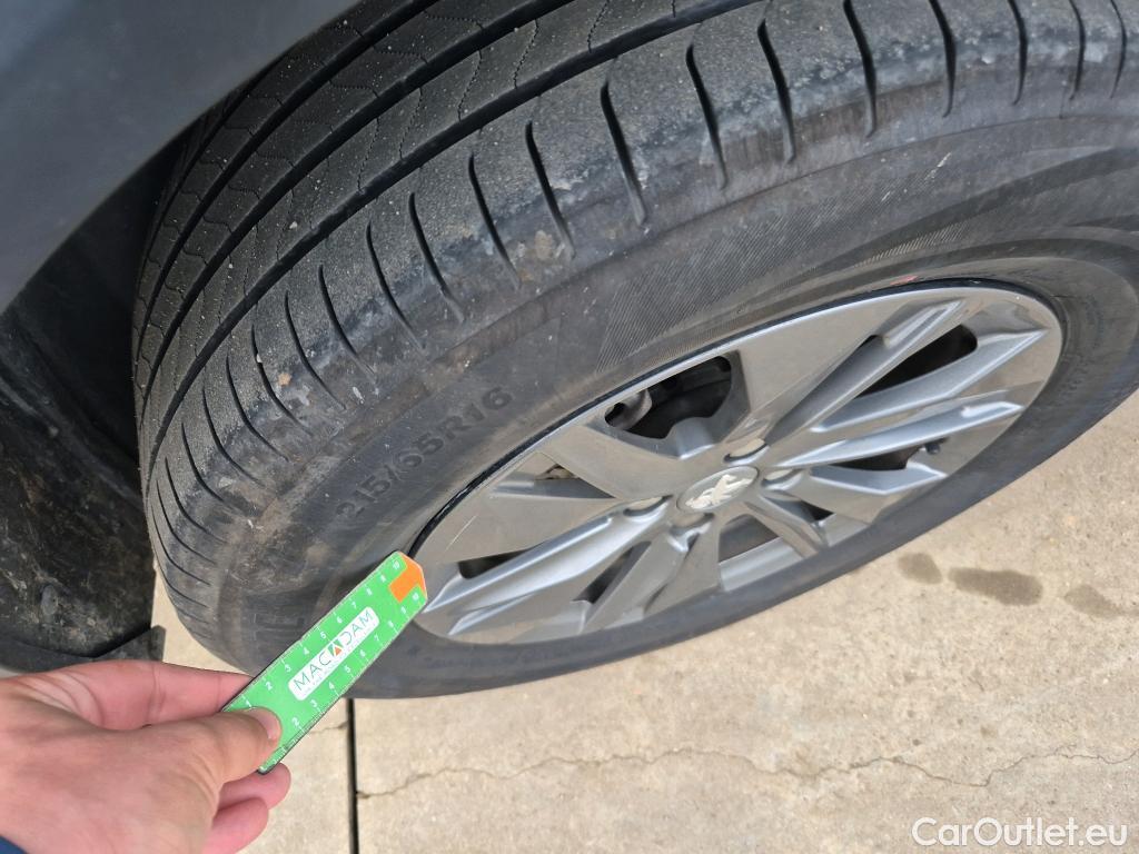  Peugeot  2008 PEUGEOT  / 2019 / 5P / todoterreno Active Pack BlueHDI 81kW (110CV) #19