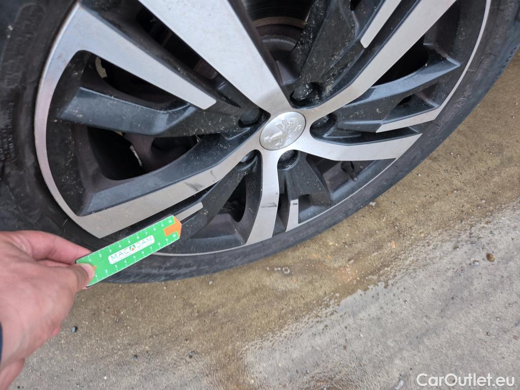  Peugeot  5008 PEUGEOT  / 2020 / 5P / todoterreno 1.5 BlueHDi 96kW S&S GT EAT8 #4