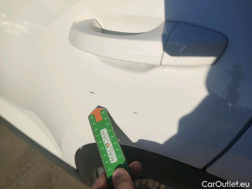  Volkswagen  T-ROC  Life 2.0 TDI 115CV MT6 E6d #15