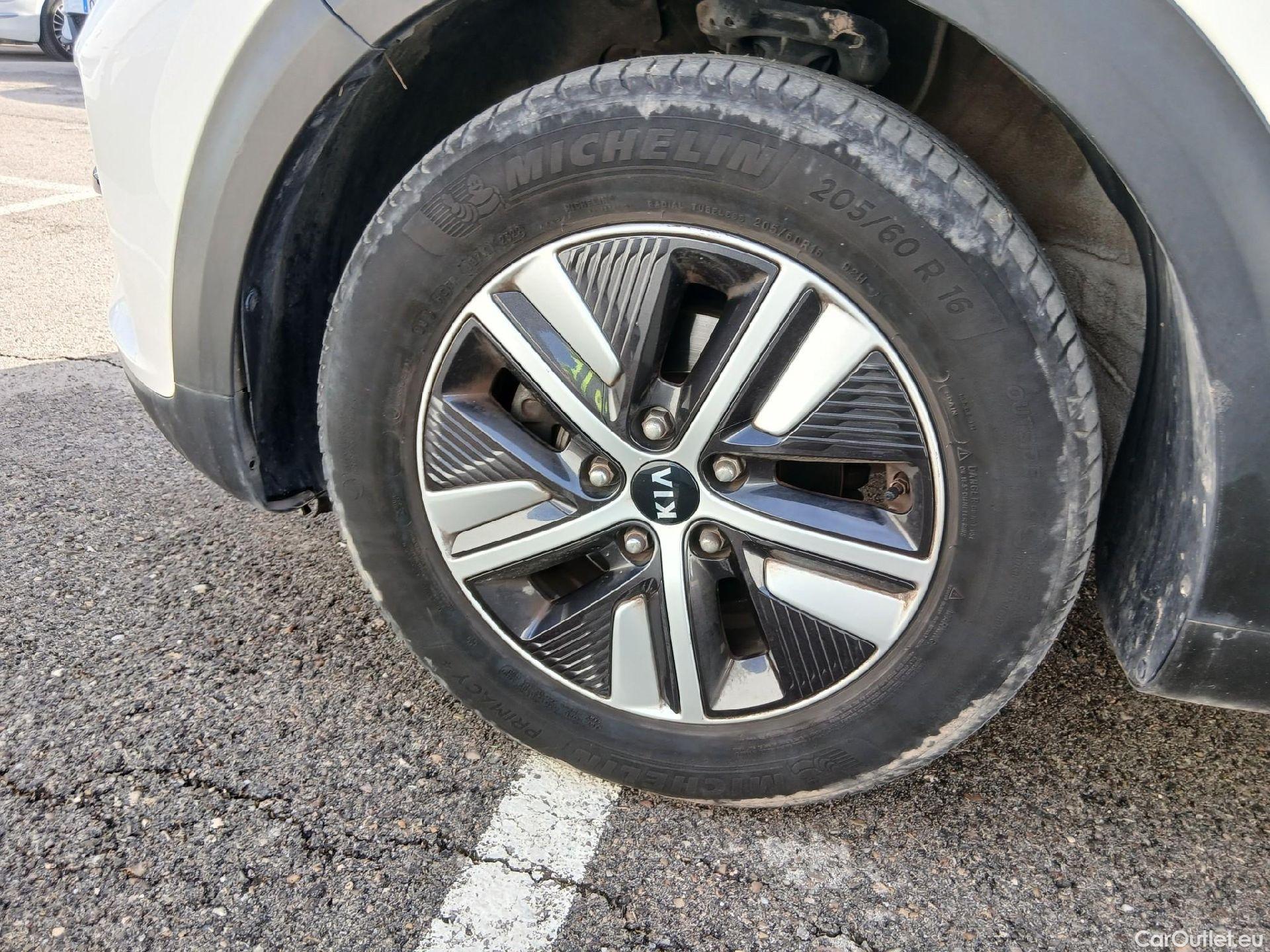  KIA  Niro KIA  / 2019 / 5P / crossover 1.6 GDi HEV 104kW (141CV) Drive #17