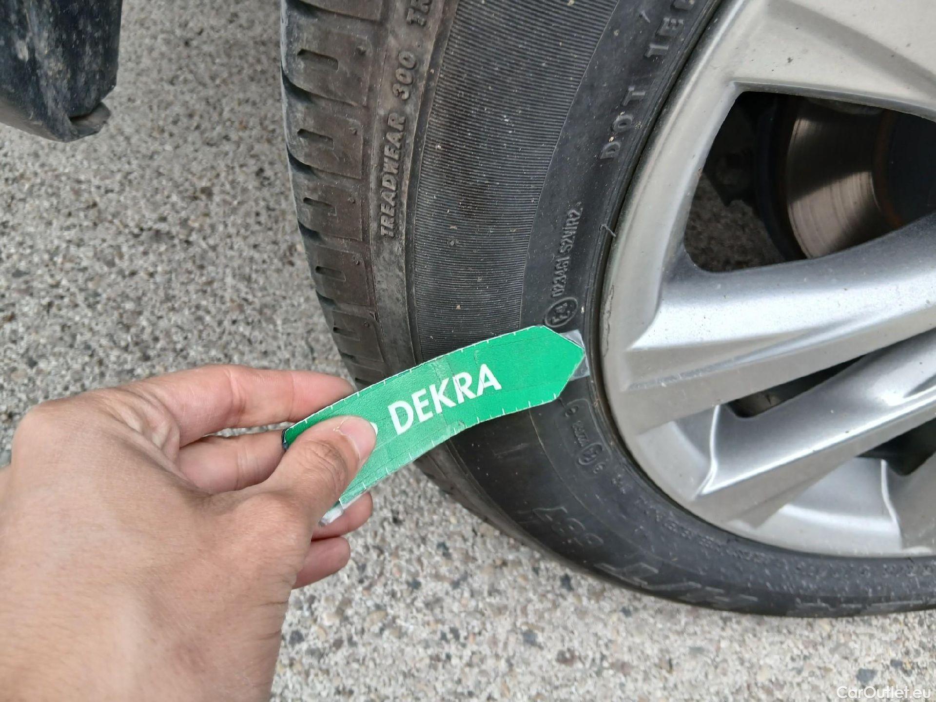  Toyota  RAV4 TOYOTA  / 2015 / 5P / todoterreno 2.5l hybrid 2WD Advance Pack Drive #27