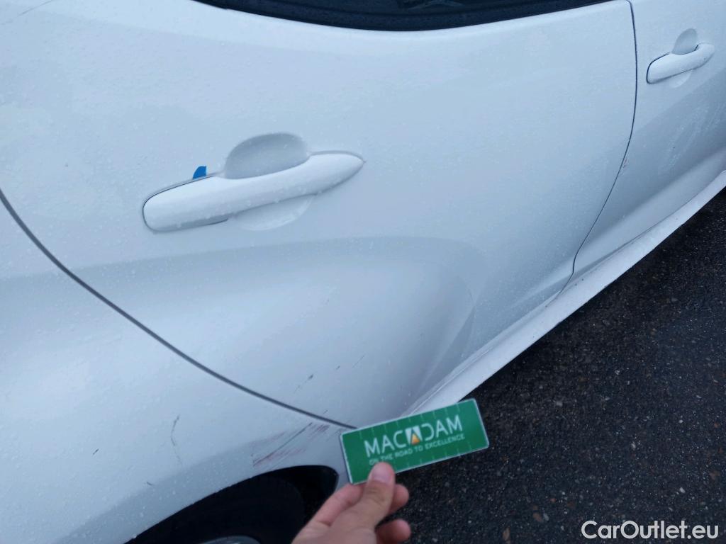  Toyota  Yaris TOYOTA  / 2020 / 5P / berlina con portón 1.5 120H Business Plus #34