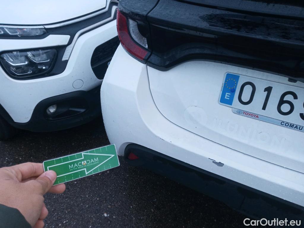  Toyota  Yaris TOYOTA  / 2020 / 5P / berlina con portón 1.5 120H Business Plus #36