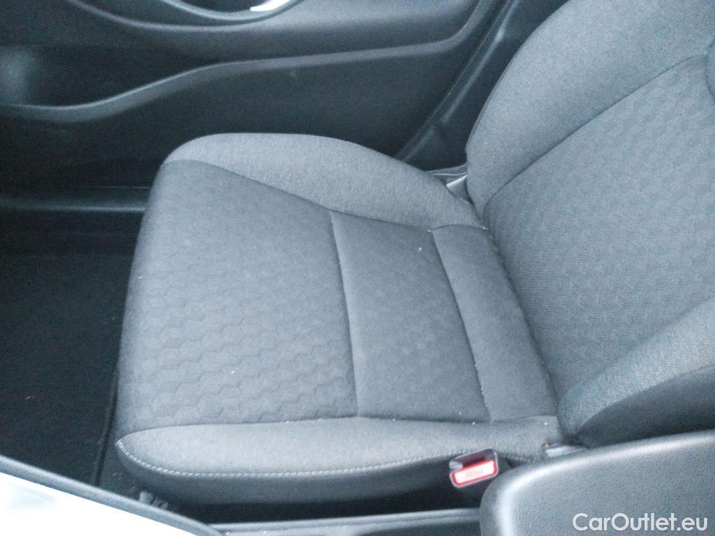  Toyota  Yaris TOYOTA  / 2020 / 5P / berlina con portón 1.5 120H Business Plus #46