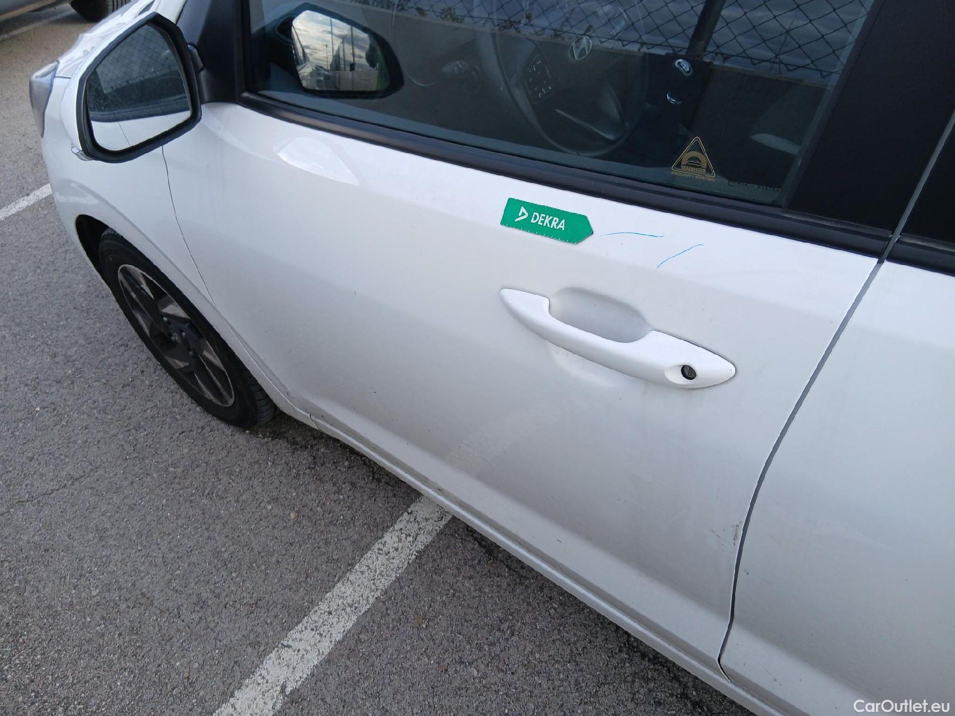  Hyundai  i10 HYUNDAI  / 2020 / 5P / berlina con portón 1.0 Klass #13