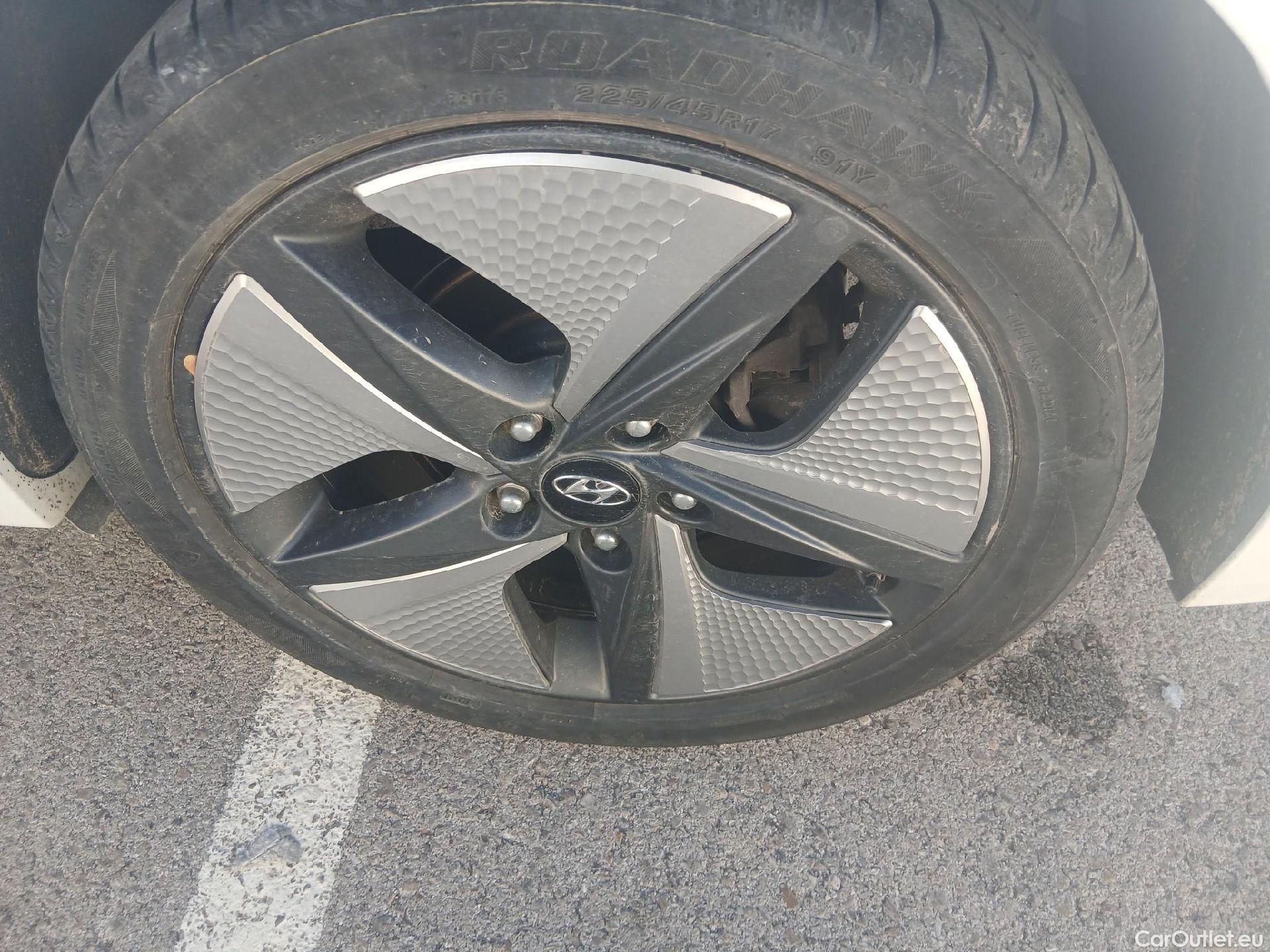  Hyundai   Ioniq HYUNDAI / 2019 / 5P / berlina con portón 1.6 GDI HEV Tecno DCT #16