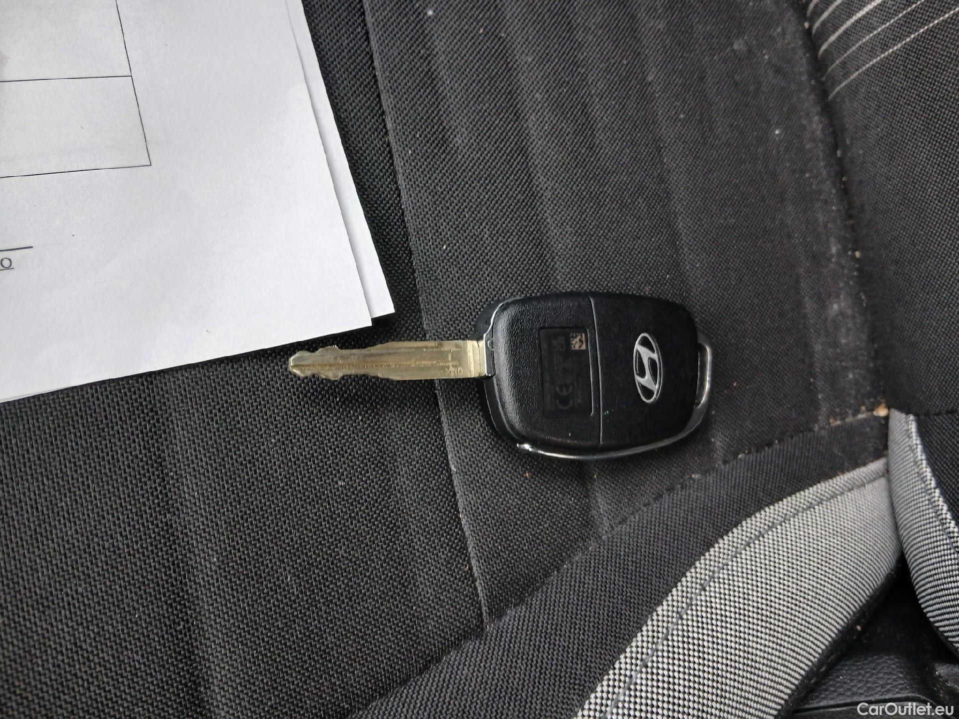  Hyundai  i10 HYUNDAI  / 2020 / 5P / berlina con portón 1.0 Klass #1