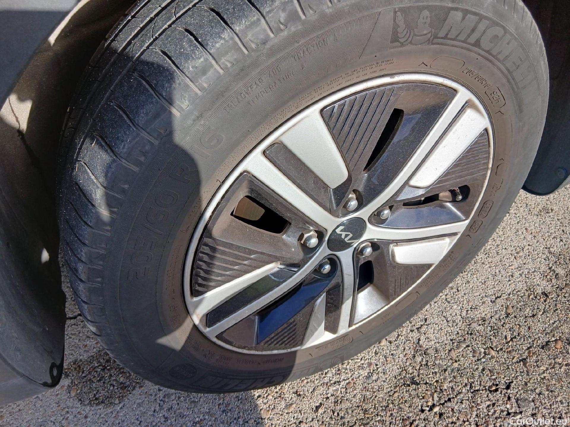  KIA  Niro KIA  / 2019 / 5P / crossover 1.6 GDi PHEV 104kW (141CV) Drive #30