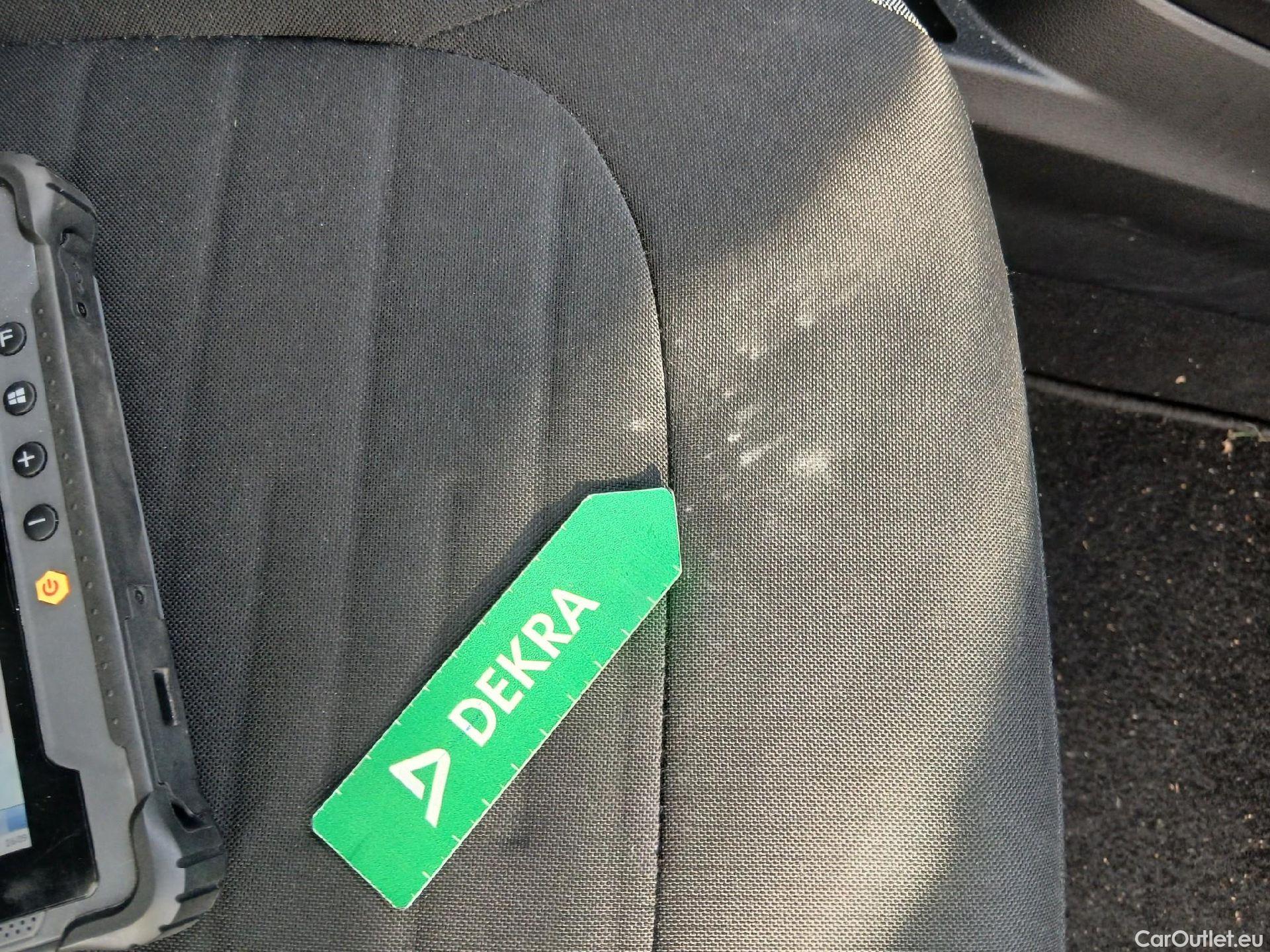  Hyundai  i10 HYUNDAI  / 2020 / 5P / berlina con portón 1.0 Klass #25