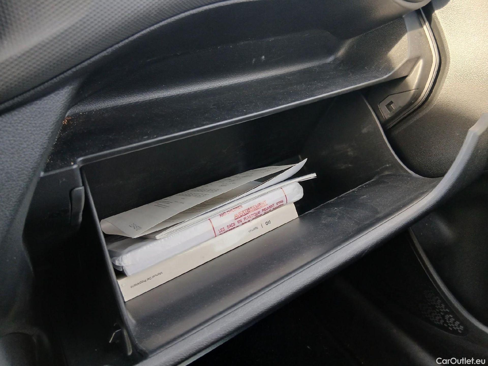  Hyundai  i10 HYUNDAI  / 2020 / 5P / berlina con portón 1.0 Klass #2