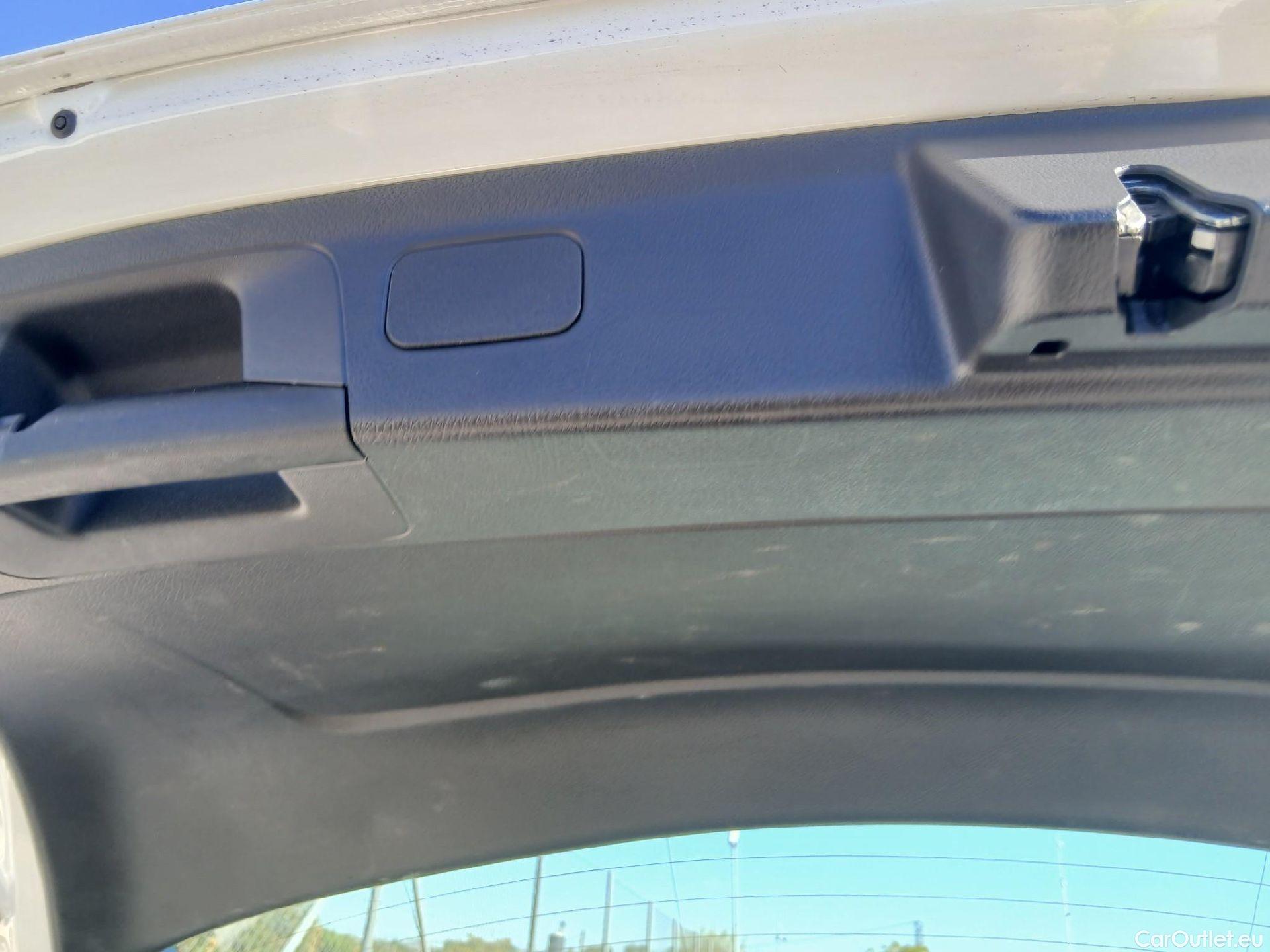  Mercedes  A-Klasse MERCEDES-BENZ Clase A / 2018 / 5P / berlina con portón A 180 #4