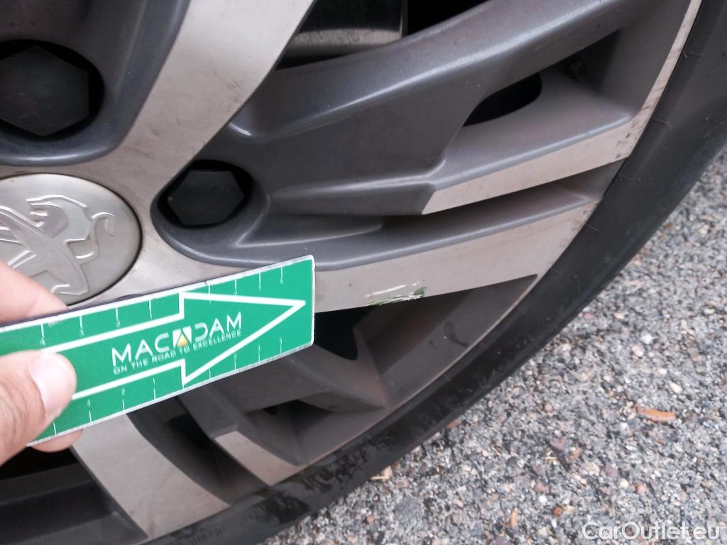  Peugeot  3008 PEUGEOT  Hybrid / 2020 / 5P / todoterreno 225 e-EAT8 Allure #1