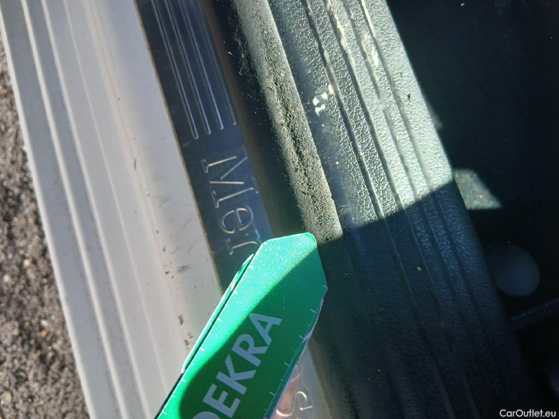  Mercedes  A-Klasse MERCEDES-BENZ Clase A / 2018 / 5P / berlina con portón A 180 #3