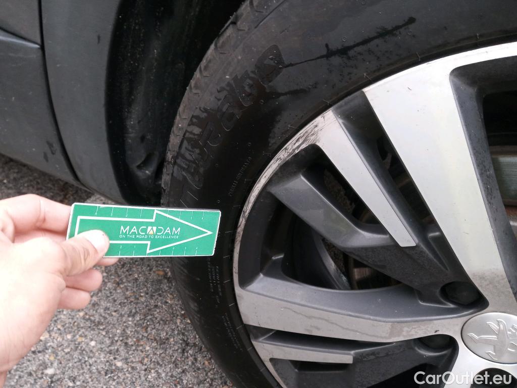  Peugeot  3008 PEUGEOT  Hybrid / 2020 / 5P / todoterreno 225 e-EAT8 Allure #25