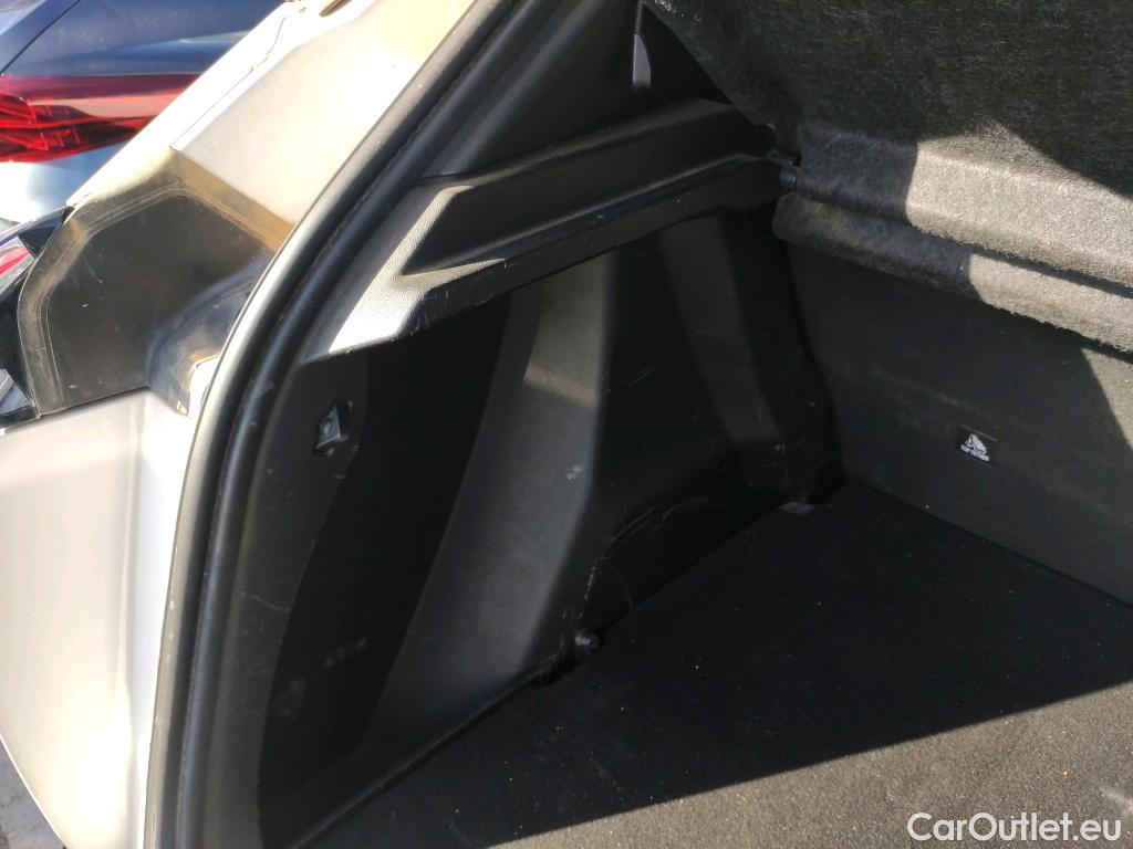  Peugeot  2008 PEUGEOT  / 2019 / 5P / todoterreno Allure Pack BlueHDI 81kW (110CV) (AC) #18