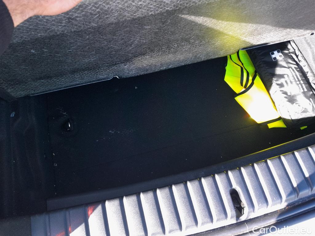  Bmw  Serie 1 BMW  / 2019 / 5P / berlina con portón 116d #9