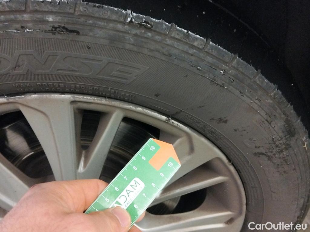  Toyota  Yaris TOYOTA  / 2017 / 5P / berlina con portón 1.5 100H Active #19