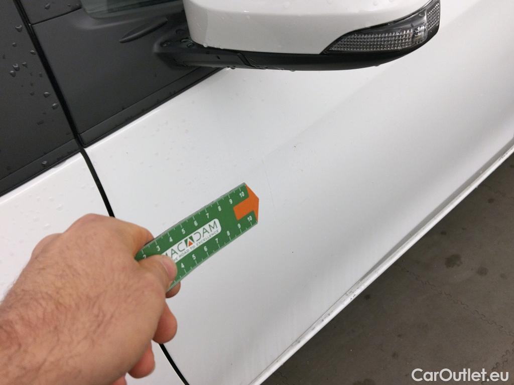  Toyota  Yaris TOYOTA  / 2017 / 5P / berlina con portón 1.5 100H Active #5