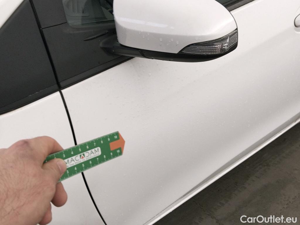  Toyota  Yaris TOYOTA  / 2017 / 5P / berlina con portón 1.5 100H Active #8