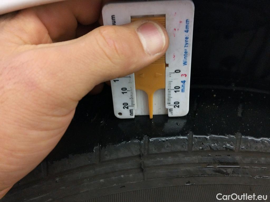  Toyota  Yaris TOYOTA  / 2017 / 5P / berlina con portón 1.5 100H Active #9