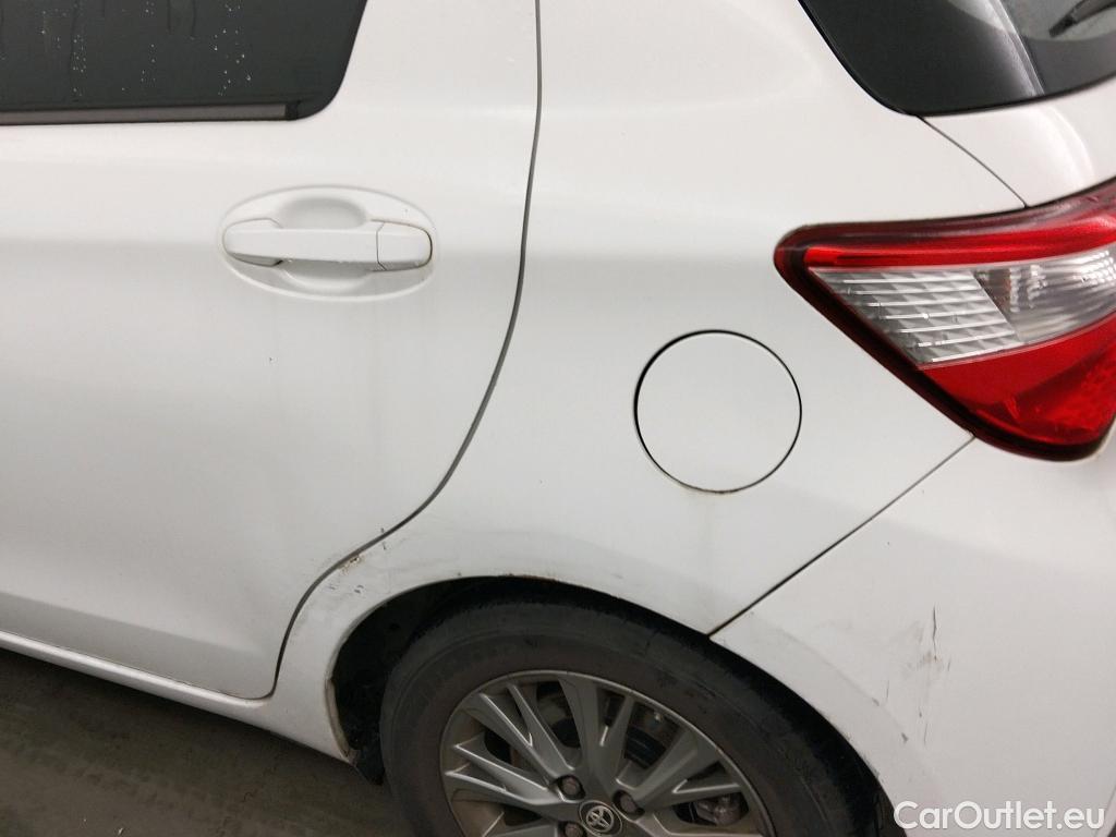  Toyota  Yaris TOYOTA  / 2017 / 5P / berlina con portón 1.5 100H Active #3