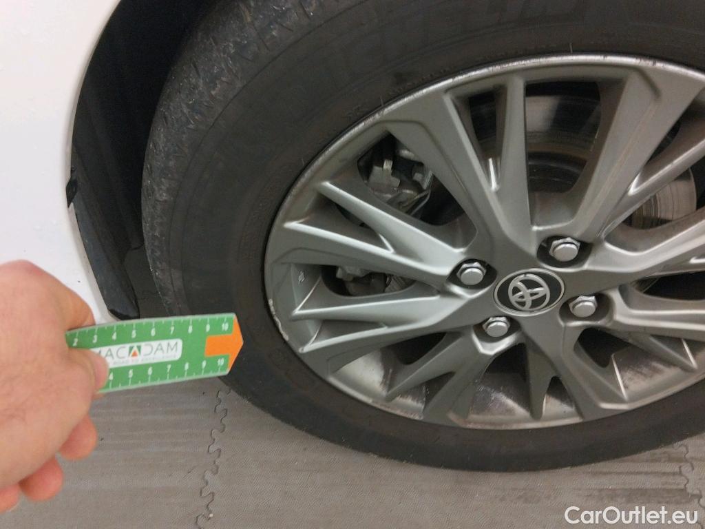  Toyota  Yaris TOYOTA  / 2017 / 5P / berlina con portón 1.5 100H Active #2