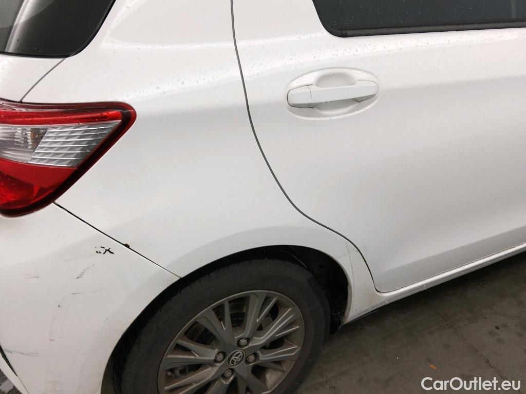  Toyota  Yaris TOYOTA  / 2017 / 5P / berlina con portón 1.5 100H Active #3