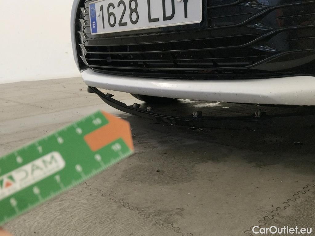  Toyota  Yaris TOYOTA  / 2017 / 5P / berlina con portón 1.5 100H Active #17