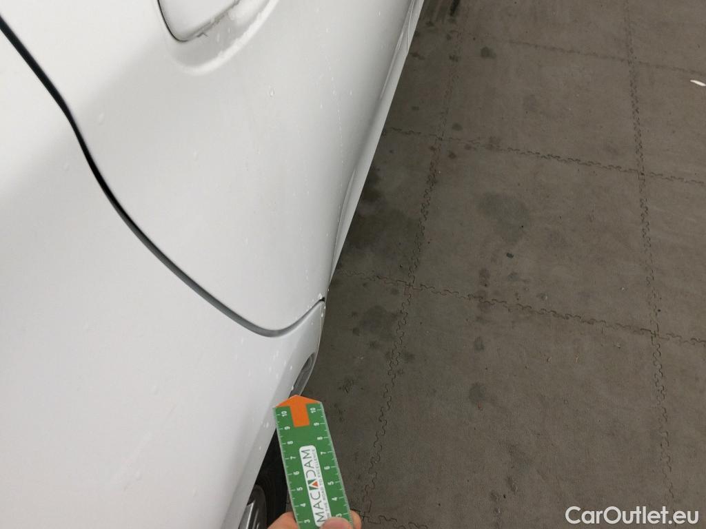  Toyota  Yaris TOYOTA  / 2017 / 5P / berlina con portón 1.5 100H Active #12