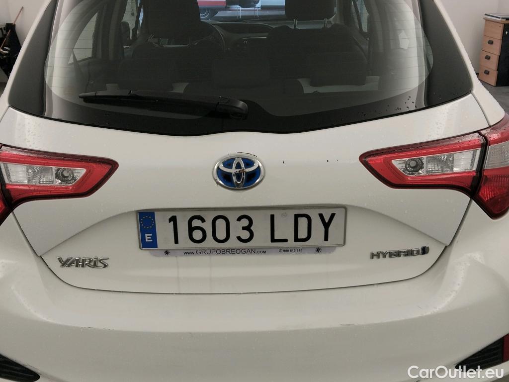  Toyota  Yaris TOYOTA  / 2017 / 5P / berlina con portón 1.5 100H Active #1